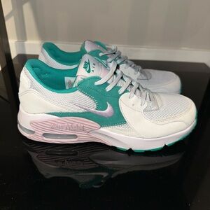 NWOB Nike Air Max Excee Sz 9.5 Women's Green Sneaker